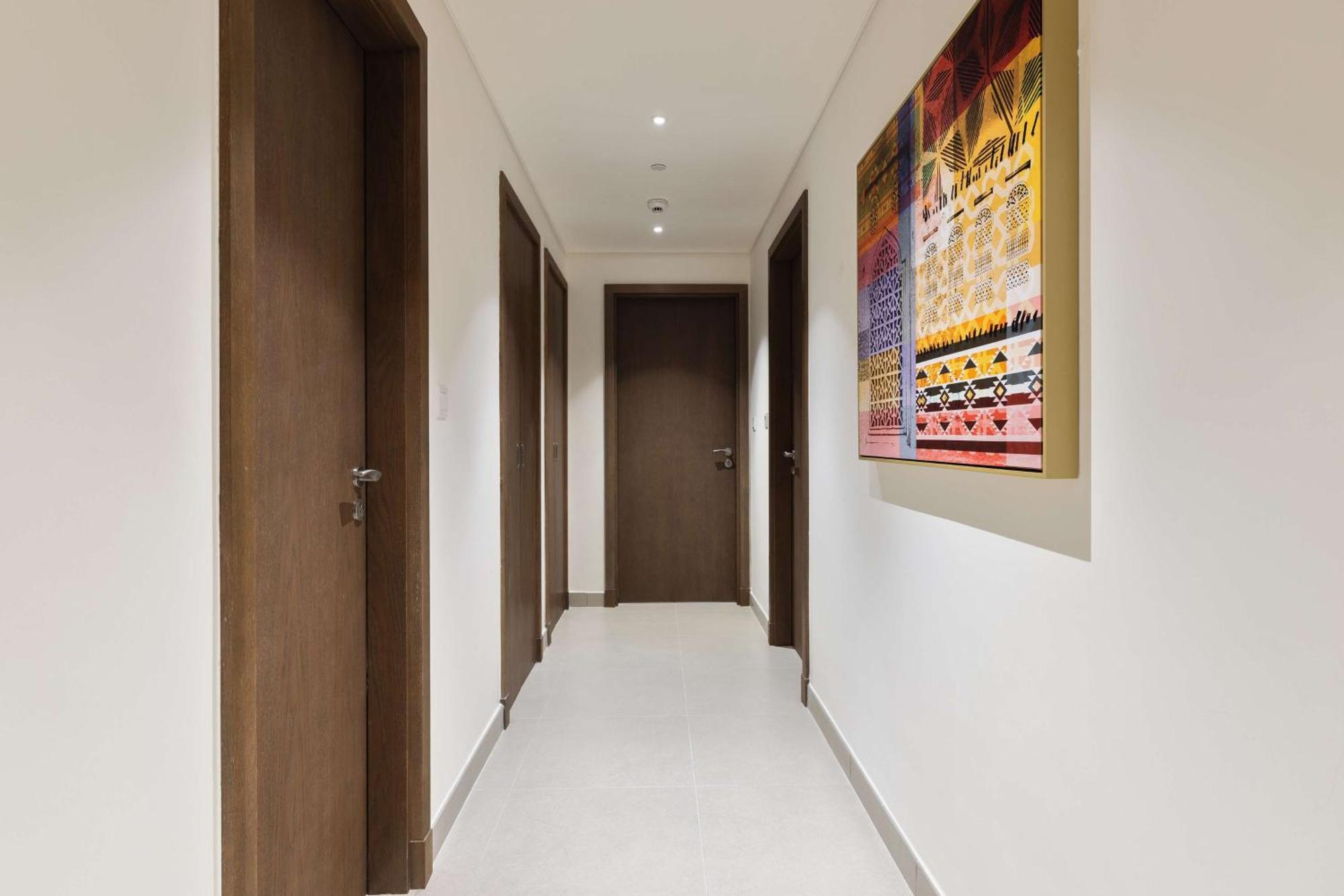 Отель Doubletree By Hilton Doha Downtown Экстерьер фото A corridor