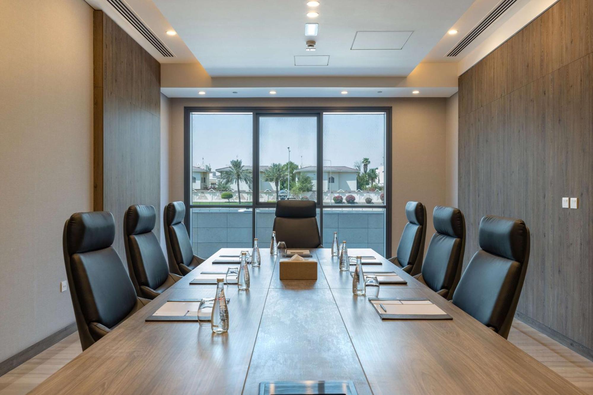 Отель Doubletree By Hilton Doha Downtown Экстерьер фото Boardroom at the Park