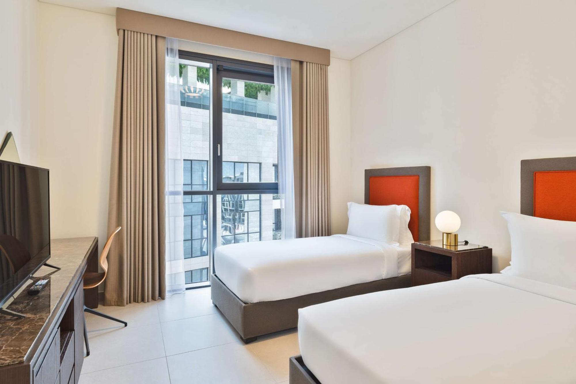 Отель Doubletree By Hilton Doha Downtown Экстерьер фото A typical bedroom at the hotel