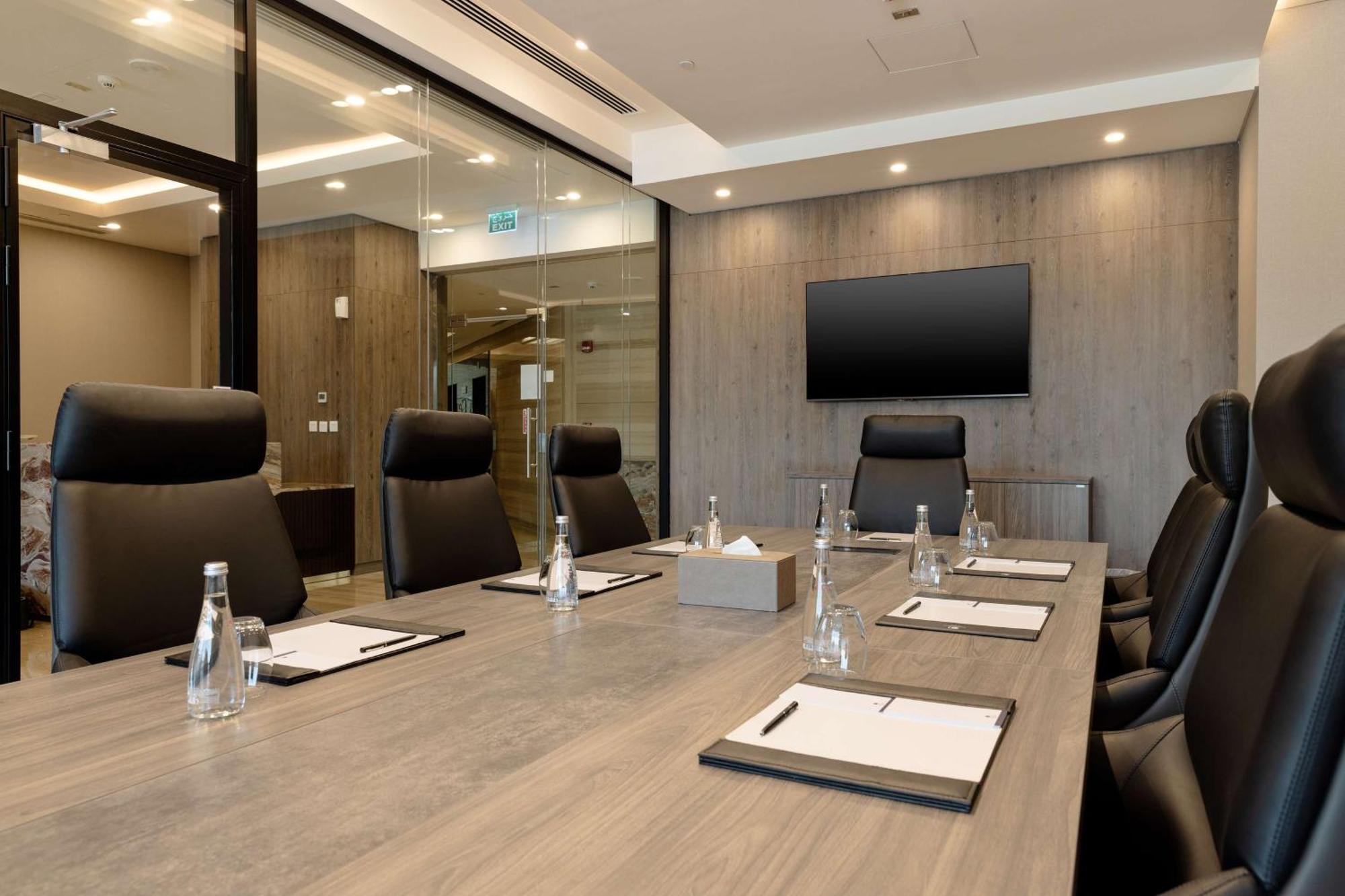 Отель Doubletree By Hilton Doha Downtown Экстерьер фото Meeting room at the hotel