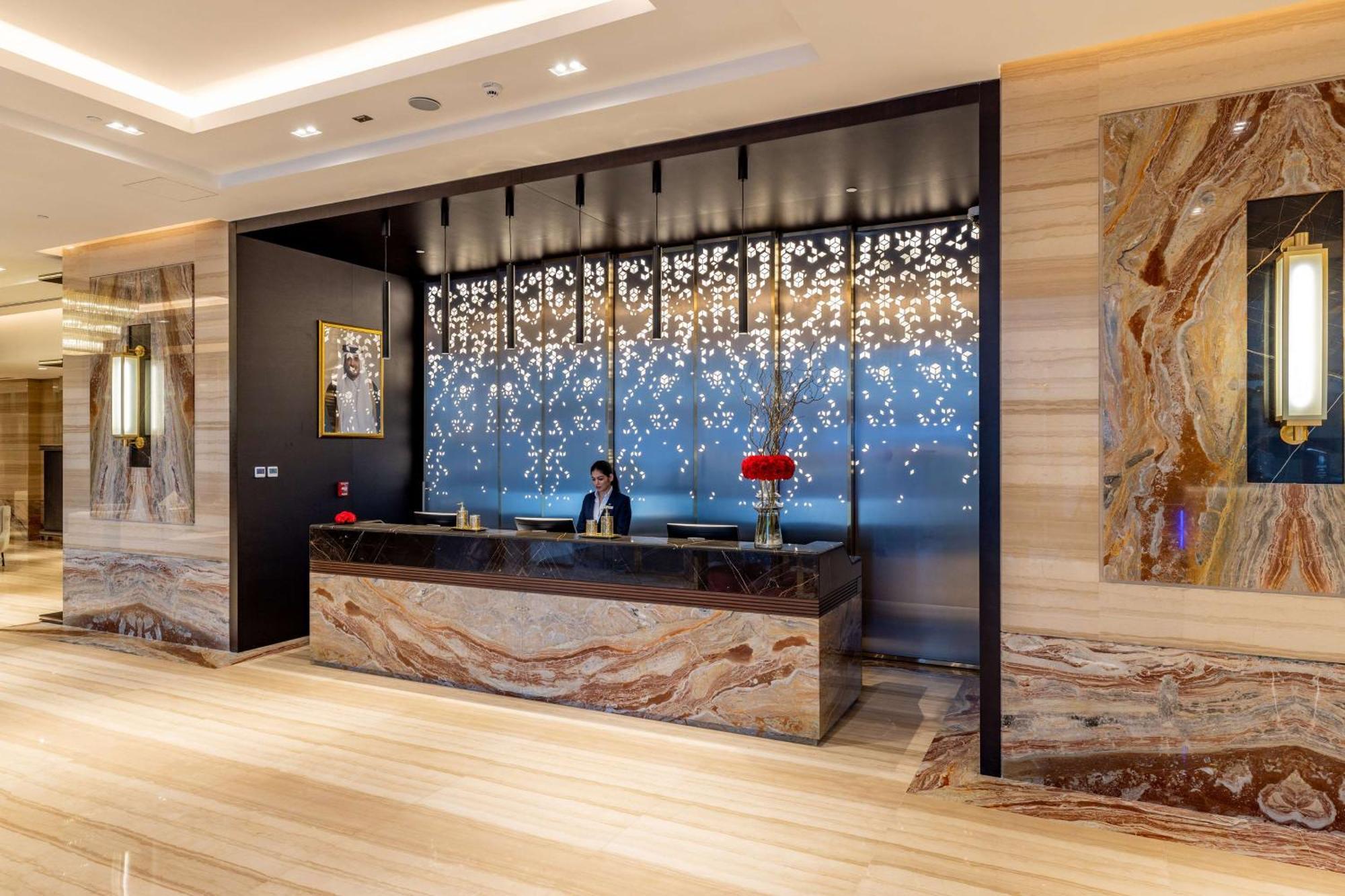 Отель Doubletree By Hilton Doha Downtown Экстерьер фото The lobby of the hotel