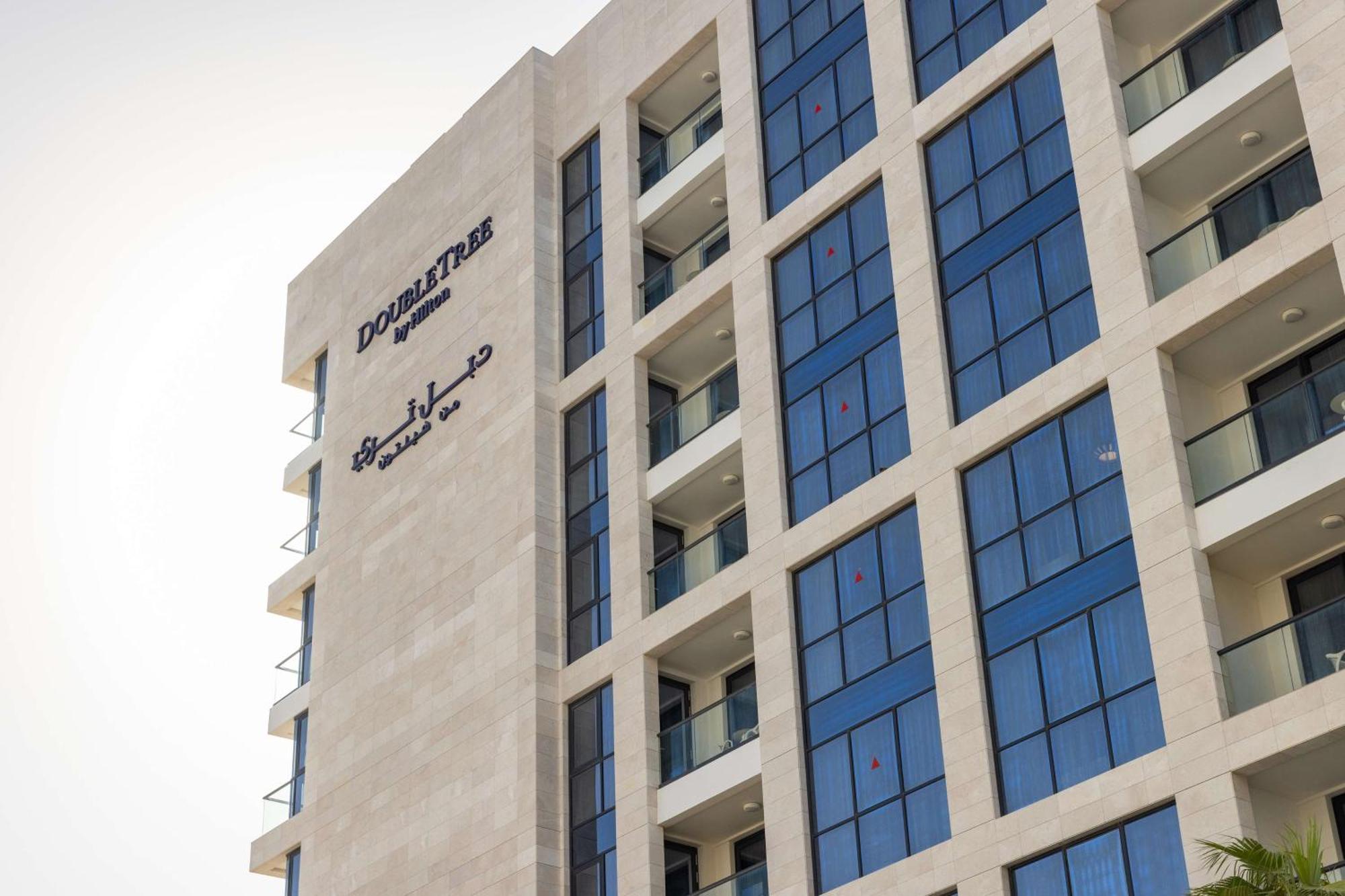 Отель Doubletree By Hilton Doha Downtown Экстерьер фото Dubai Police Academy