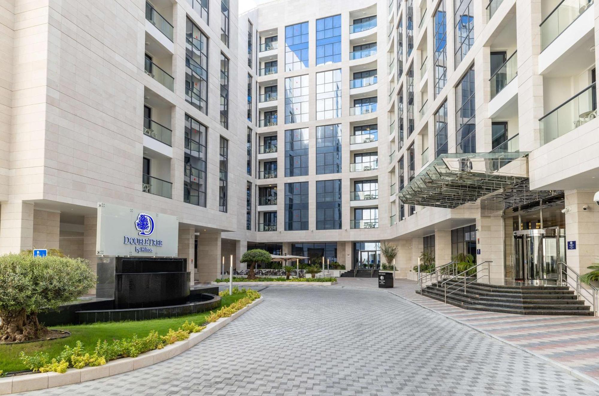 Отель Doubletree By Hilton Doha Downtown Экстерьер фото Hilton Alexandria