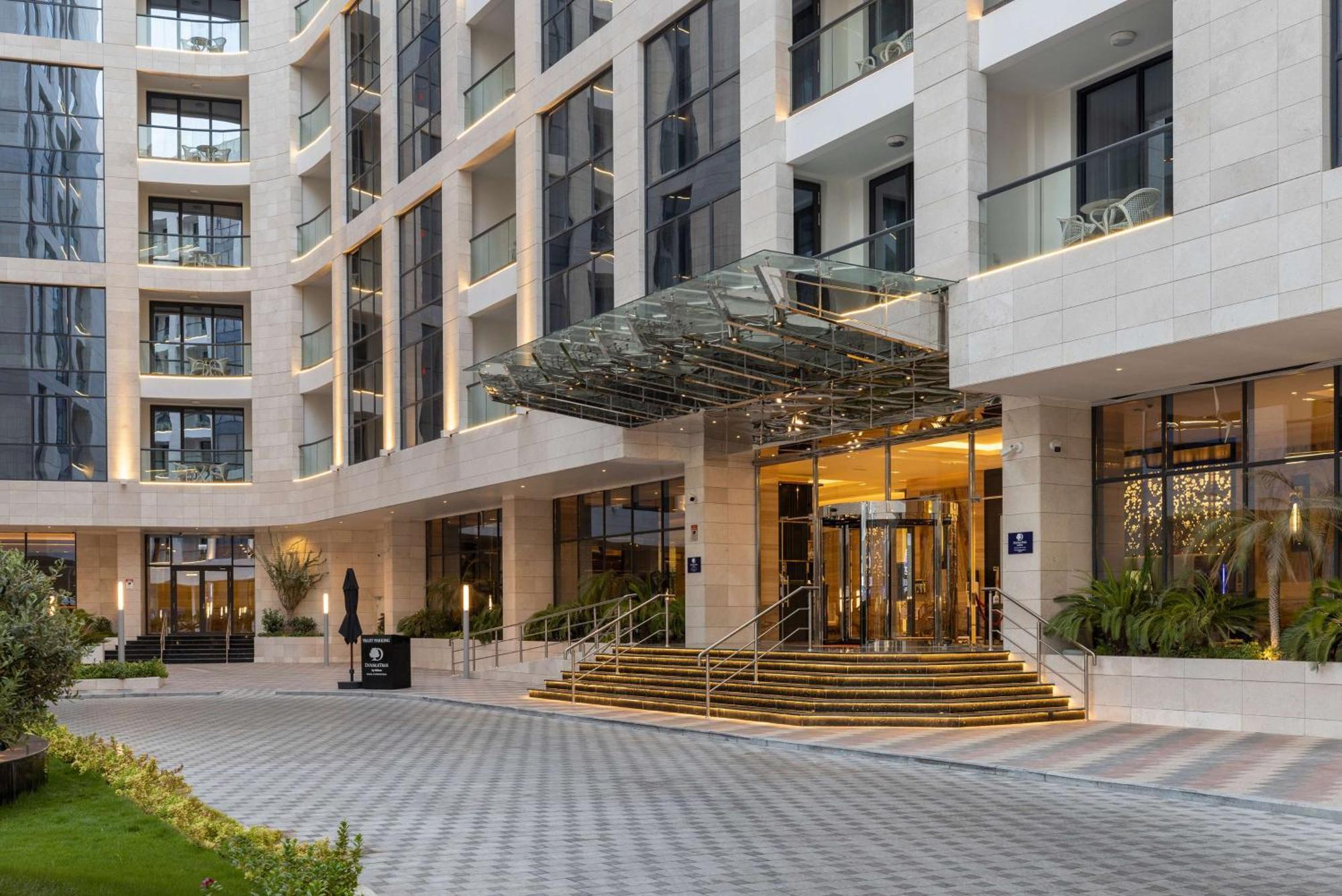 Отель Doubletree By Hilton Doha Downtown Экстерьер фото Entrance